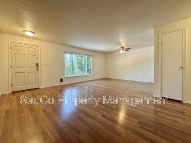 Building Photo - 5560 SW Beaverton Hillsdale Hwy