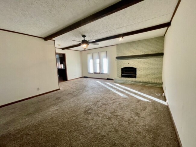 Foto del edificio - REDUCED - 2535 S. WELLER AVE. - NO PETS - ...