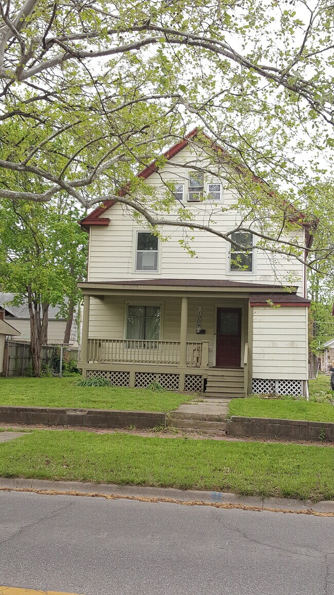 Building Photo - 1009 Connecticut St