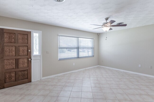 Foto del edificio - ANNUAL RENTAL- CENTRAL LOCATION