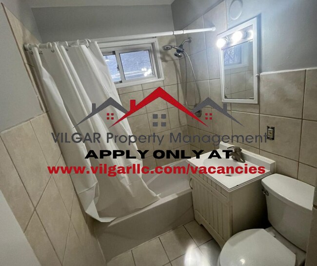 Building Photo - What a home ! 3 spacious bedrooms, 1 bathr...