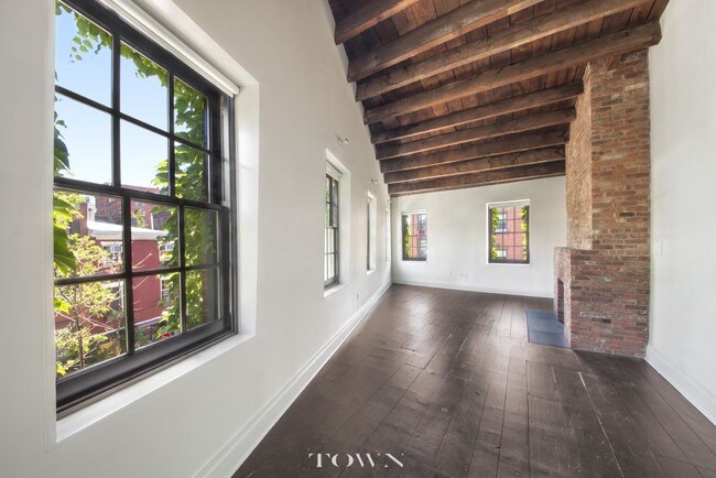 Foto del edificio - 311 W 11th St