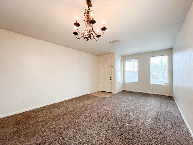 Building Photo - Spacious Home 3 Bedroom Home in Elk Grove