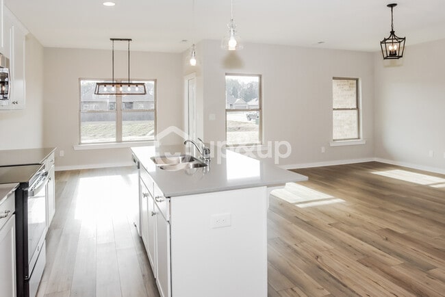 Building Photo - Fantastic 4bd/2ba home! Let yourself in!