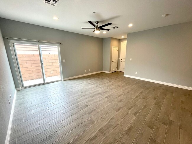 Building Photo - Beautiful 3 Bedroom Townhome Near Kingman Hospital!