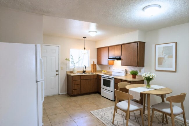 Foto del edificio - 6440 E Alder Ave