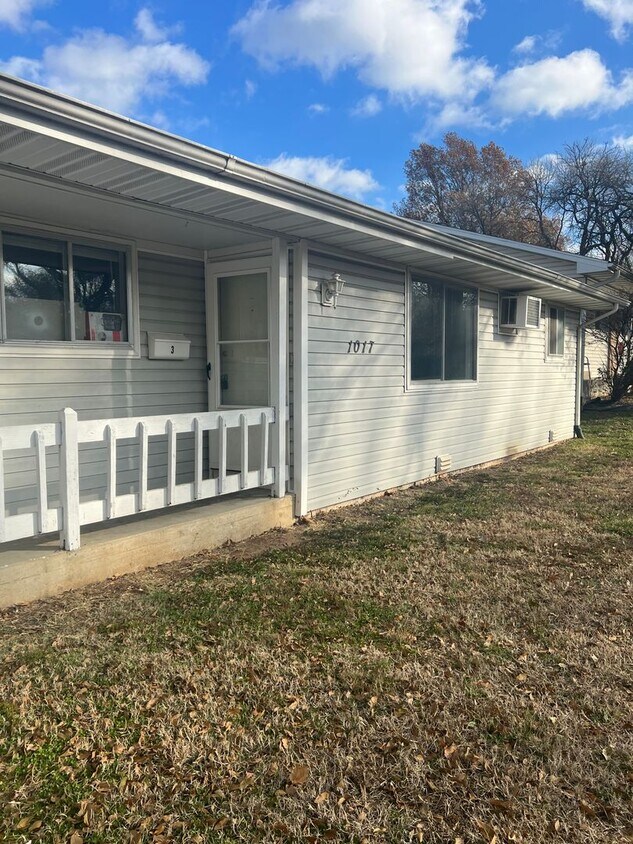 Foto principal - Remodeled 2 bedroom 1 bath duplex availabl...
