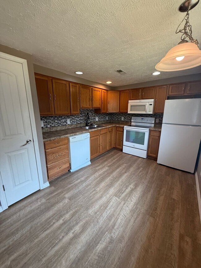 Building Photo - 3 bedroom/1 bath house