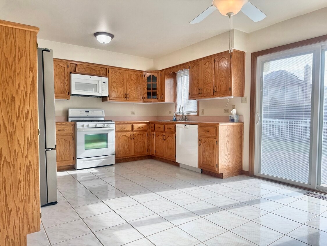 Building Photo - 16441 Paw Paw Ave