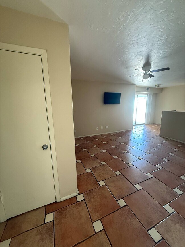 Foto del edificio - 1620 N Wilmot Rd