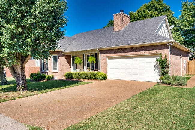 Building Photo - Awesome Fully Furnished 3BE/2BA in the Gre...