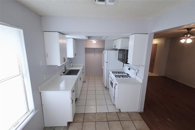 Foto del edificio - 7901 E Riverside Dr