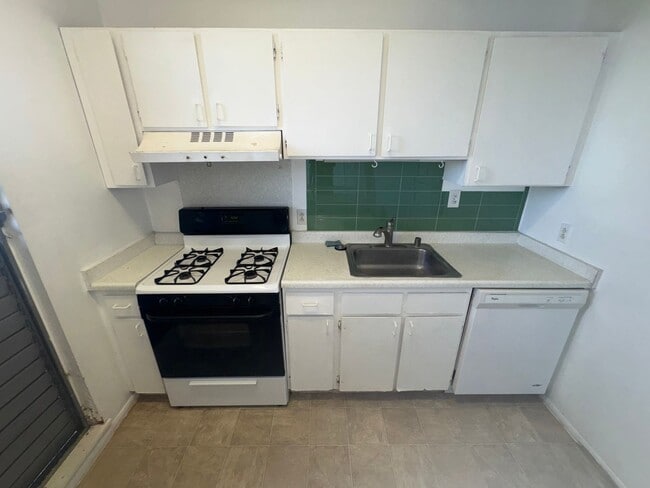 Building Photo - Available Now! 1 bedroom 1 bathroom condo ...