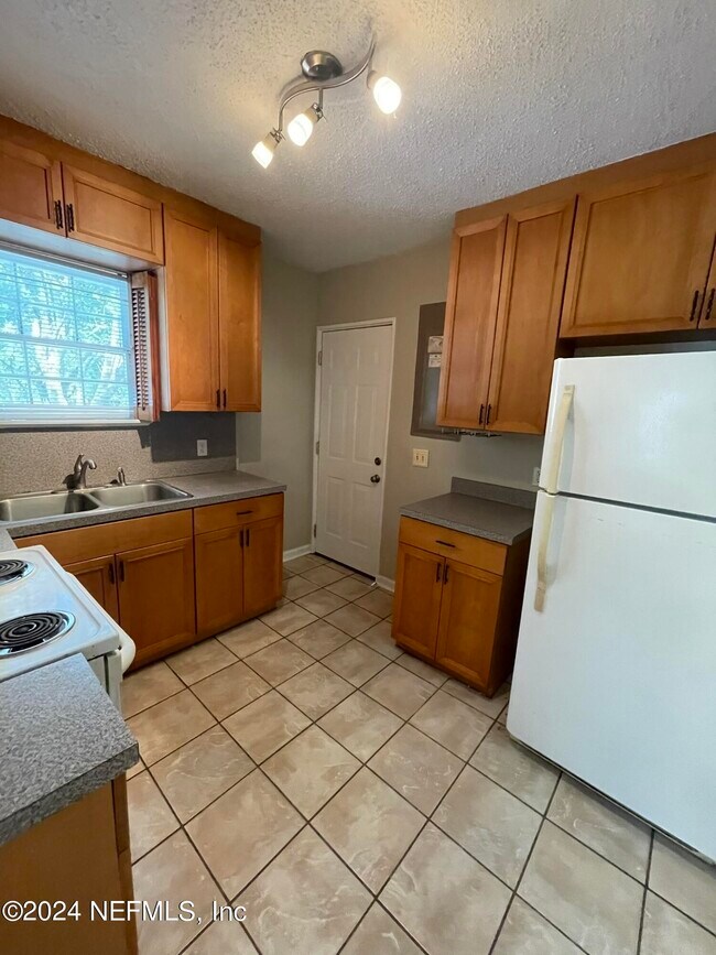 Building Photo - 4739 Crescent St