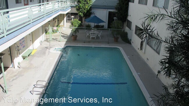 Foto del edificio - 8455 Lindley Ave