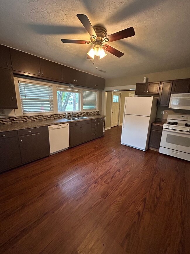 Building Photo - Very Nice 3 Bedroom 1.5 Bath House - A Mus...