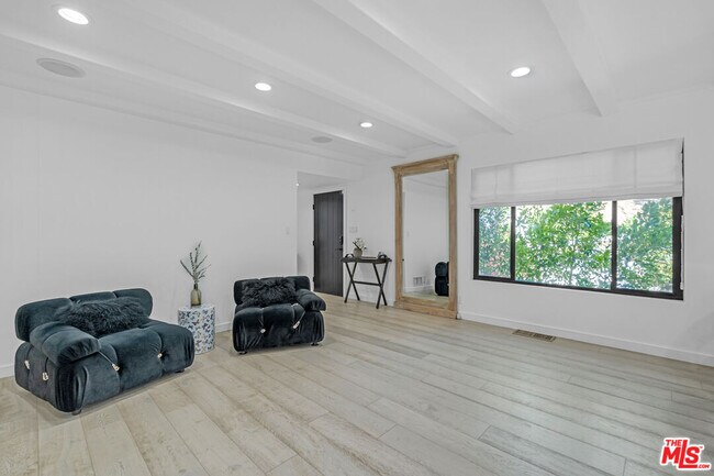 Foto del edificio - 2121 El Roble Ln