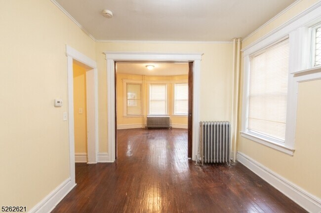 Building Photo - 54 Newton Pl