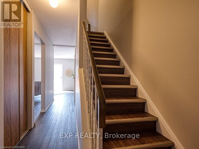 Building Photo - 1060 Canfield Crescent