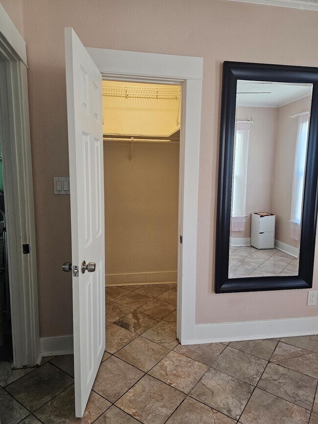 Foto del edificio - 1321 N Durant St