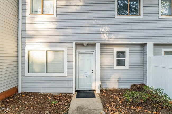 Foto del edificio - Room in Townhome on Sandy Creek Dr