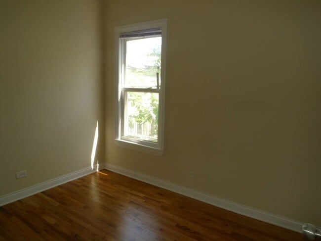 Building Photo - 2519 N Marshfield Ave