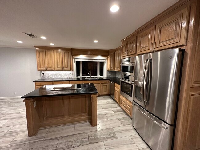 Building Photo - 5376 Romford Dr