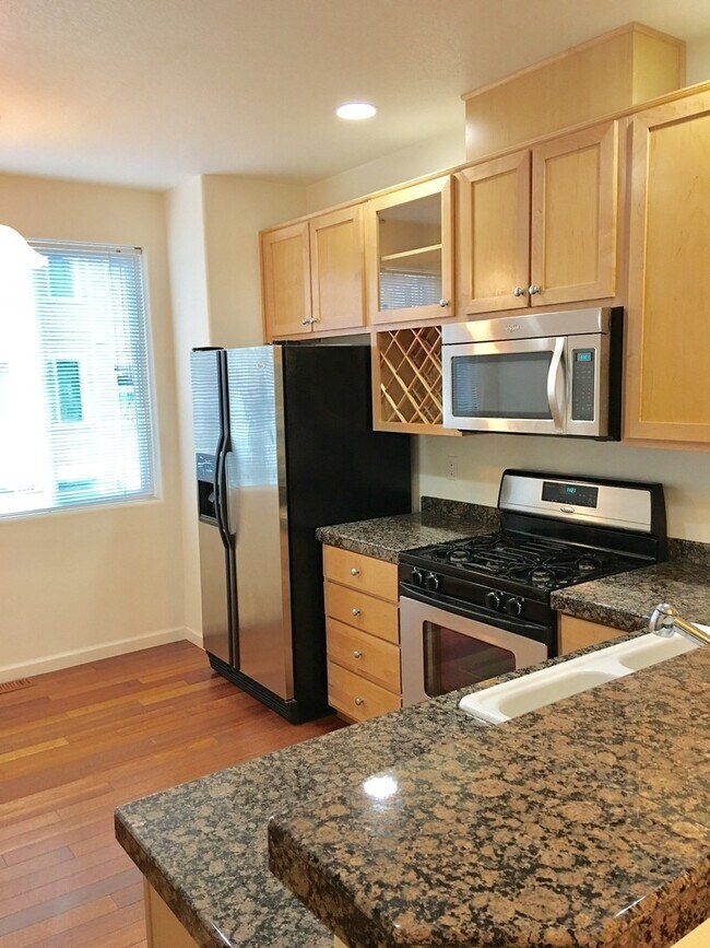 Building Photo - Stylish 2br/2.5ba Townhome with garage and AC in great Beaverton location