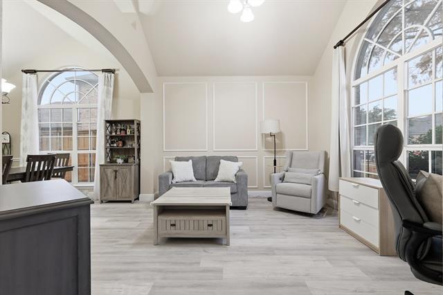 Foto del edificio - 2122 Trickling Creek Dr