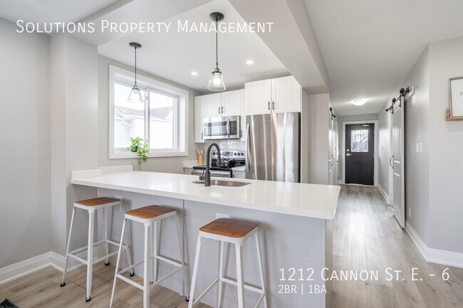 Building Photo - **2 bedroom Unit with Modern finishes!