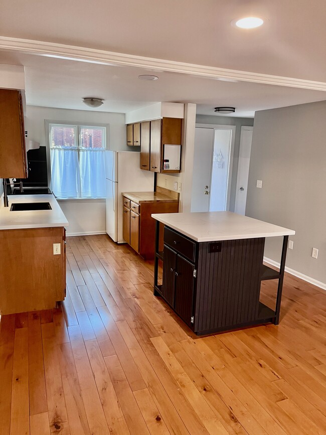 Kitchen with island - 6 Sutton Ct