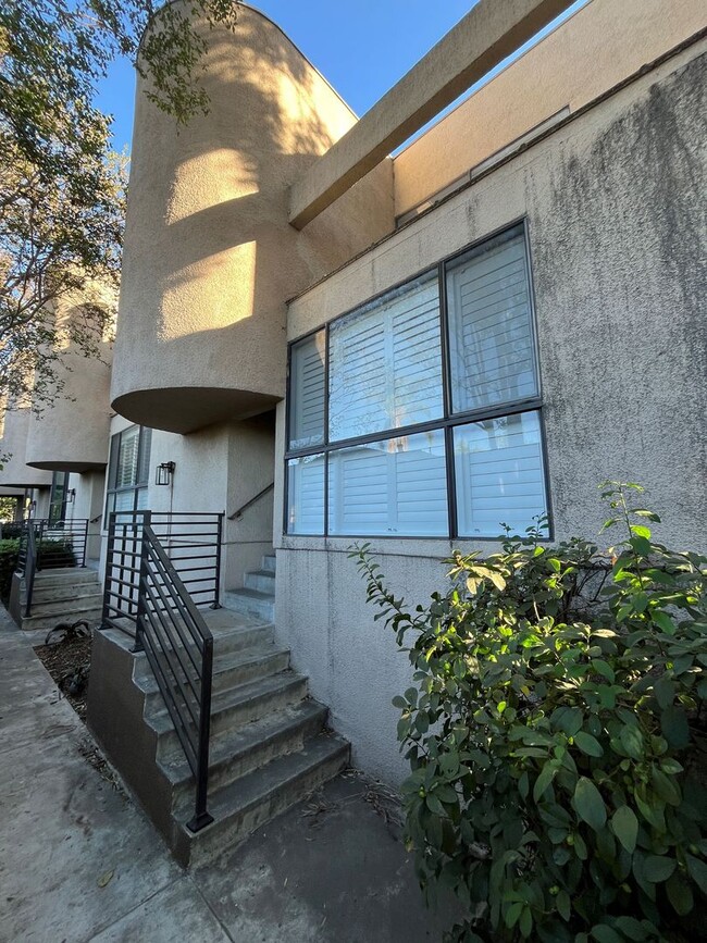 Building Photo - Valley Village end-unit w/double en-suites...