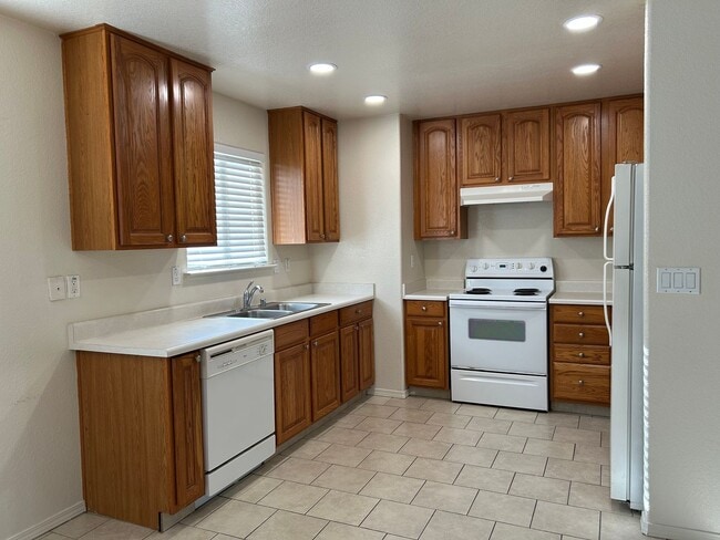 Building Photo - 450 B St