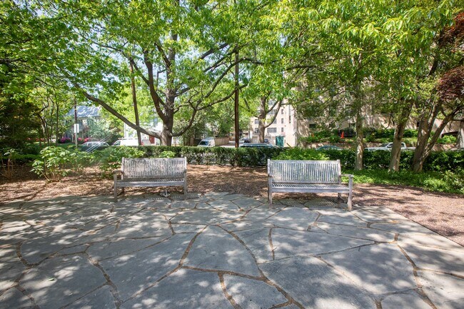 Foto del edificio - Amazing 3 BR/2 BA Condo in Wakefield!