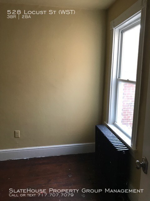 Building Photo - Large 3 bedroom house with two full bathrooms