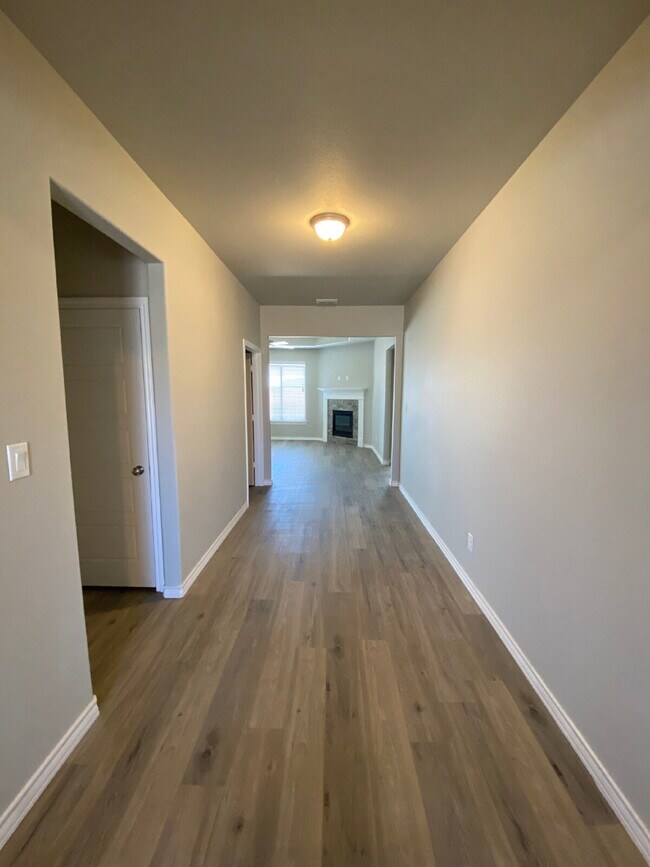 Building Photo - Large 4/2 in Wolfforth!!