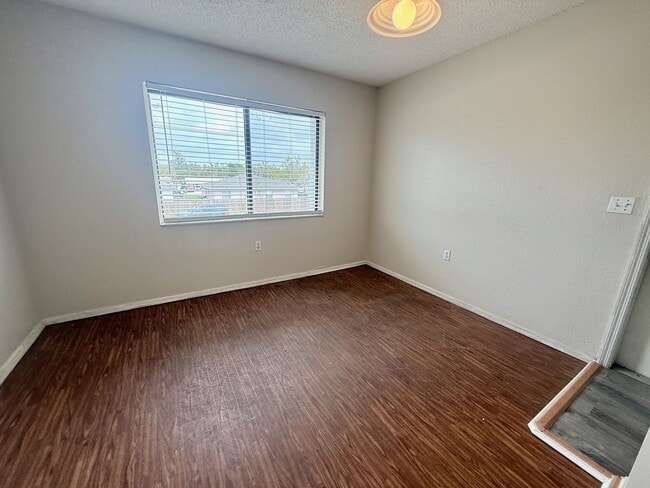 Building Photo - 2 bed 1 bath condo in Garden Walk