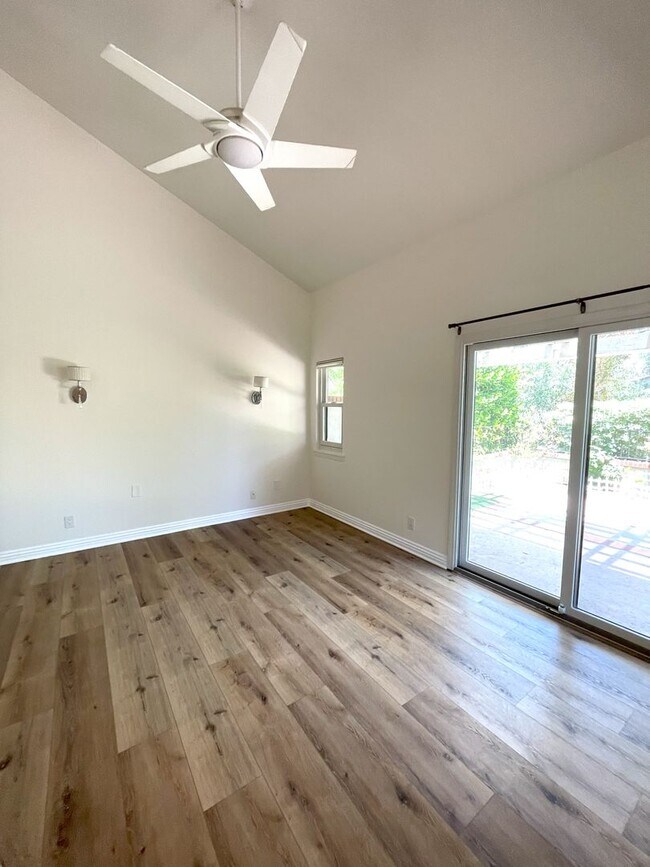 Foto del edificio - Updated 2 bedroom townhome in Manhattan Vi...