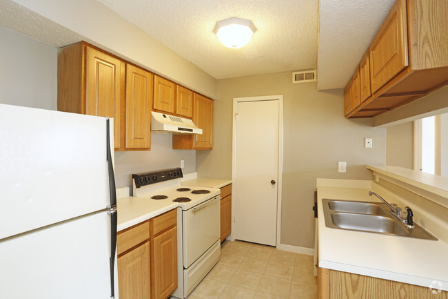 2BR, 2BA - Kitchen - Goose Creek Apartments