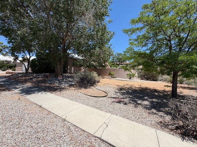 Foto del edificio - Beautiful 3 Bedroom Single Story Custom Home Plus Office Available Near Tramway Blvd NE & I-40!