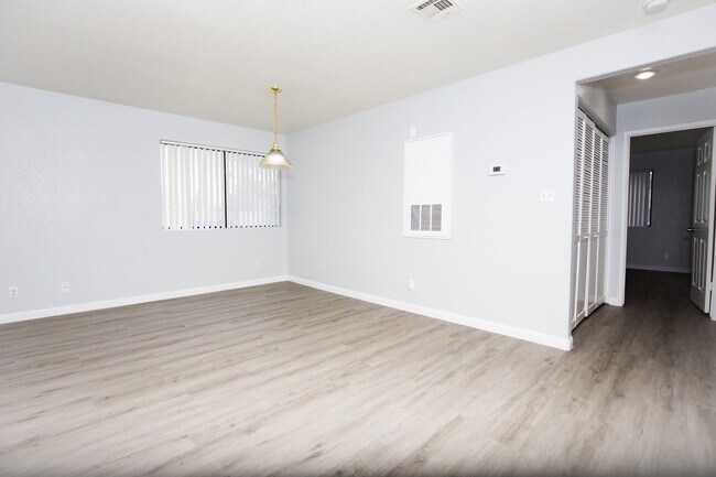 Building Photo - Available Now! 1 Bedroom Corner Condo