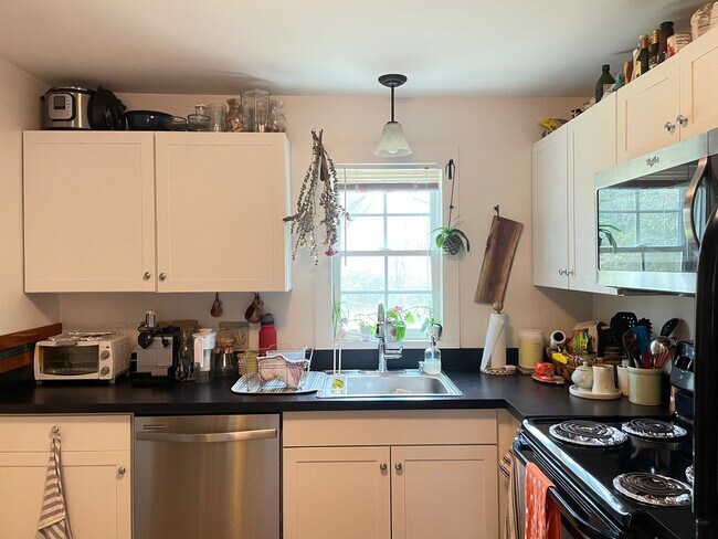 Foto del edificio - 3BR Close to the Heart of Normaltown