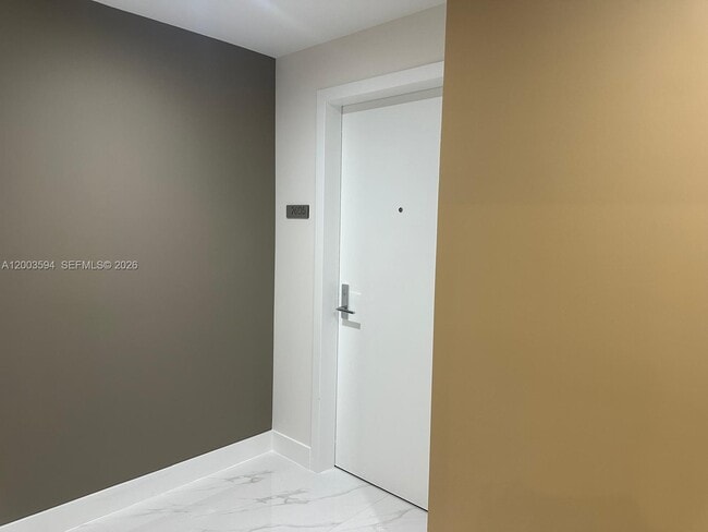 Foto del edificio - 700 NE 24th St