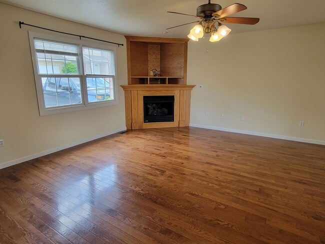 Building Photo - 3 bedroom, 2.5 bath Townhome - Available 08/05/2026