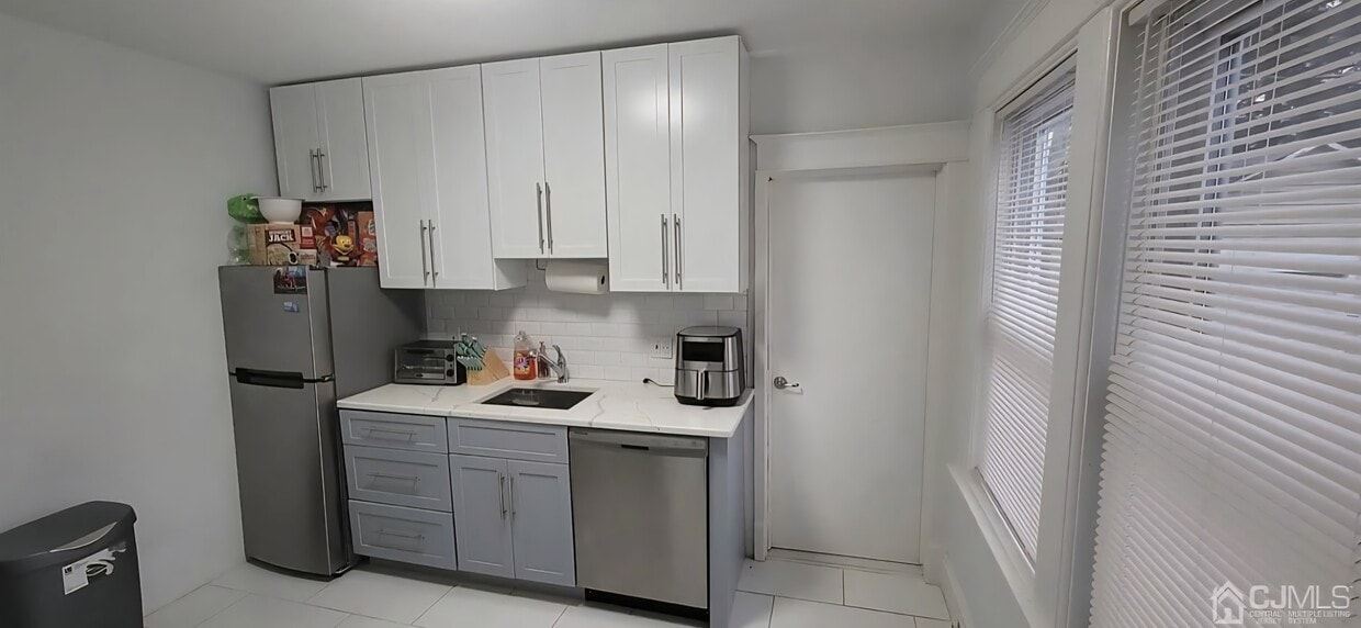 Primary Photo - 14 Oak St