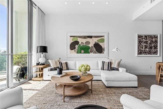 Foto del edificio - 650 NE 32nd St