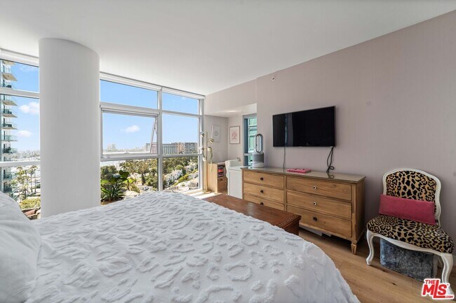 Foto del edificio - 13700 Marina Pointe Dr