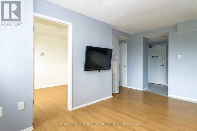 Building Photo - 530-530 Laurier Ave W