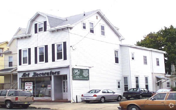 Primary Photo - 152 Easton Ave