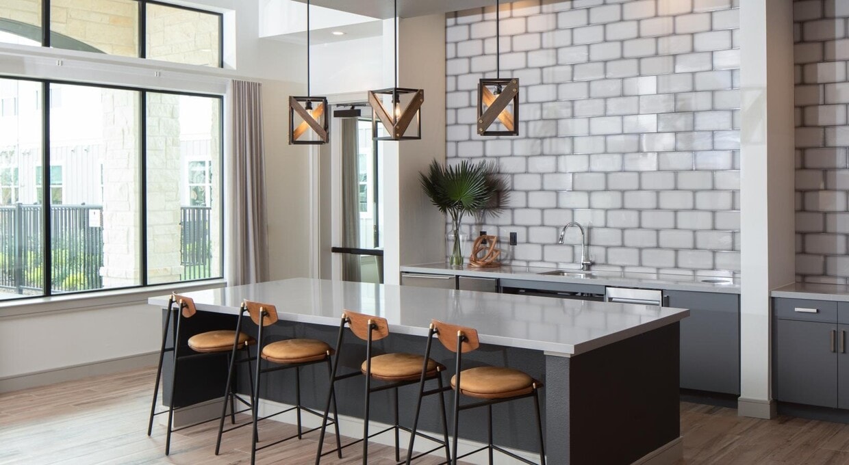 Primary Photo - 12111 S Main St